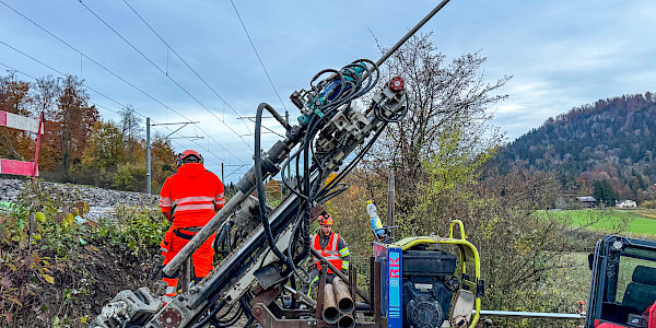 Schrägbohrungen im Bahndamm