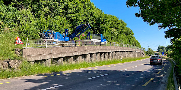Schrägbohrung auf einer Bohrpfahlwand